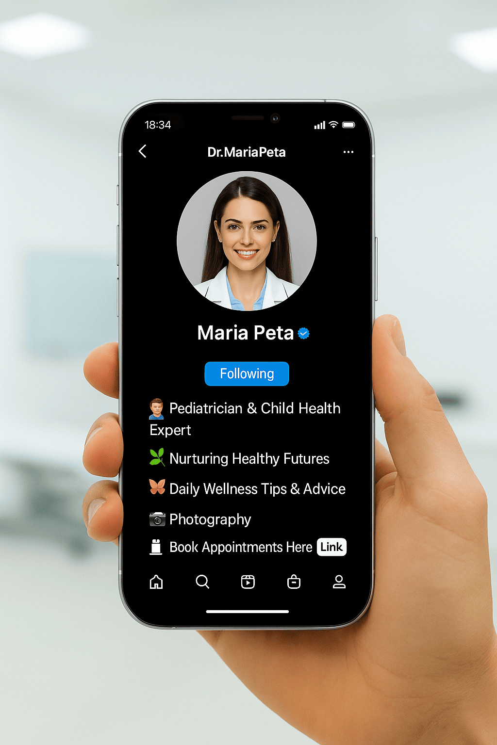 Χέρι που κρατά κινητό τηλέφωνο με ανοιχτό προφίλ Instagram σε λευκό φόντο.