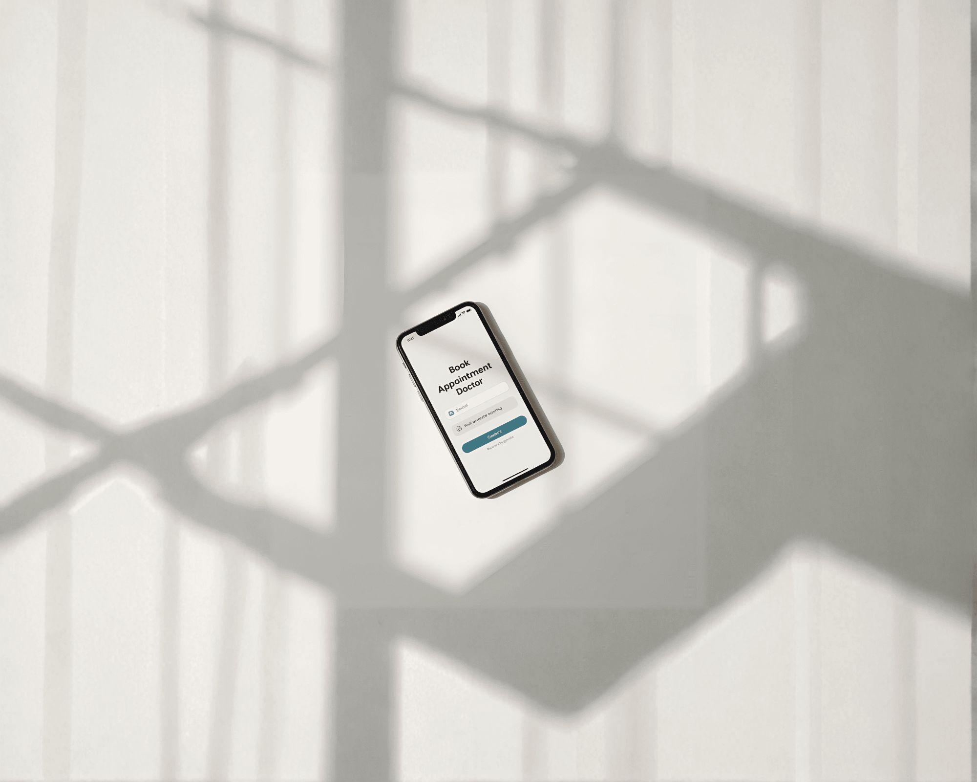 Κινητό τηλέφωνο τοποθετημένο σε λευκή επιφάνεια με σκιά παραθύρου.