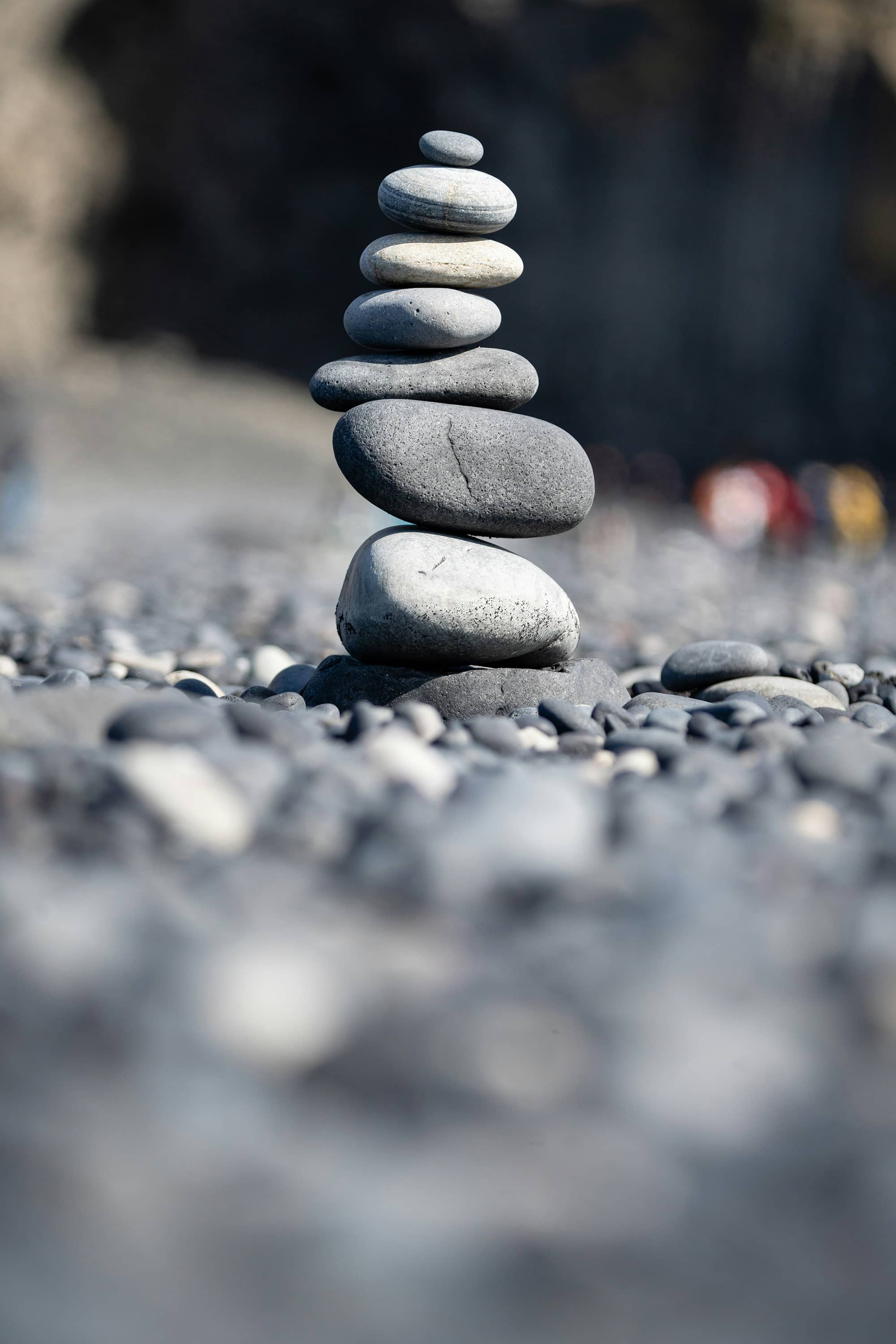 Πέτρες στοιβαγμένες σε πύργο πάνω σε χαλίκι, σύμβολο ισορροπίας και σταθερότητας
