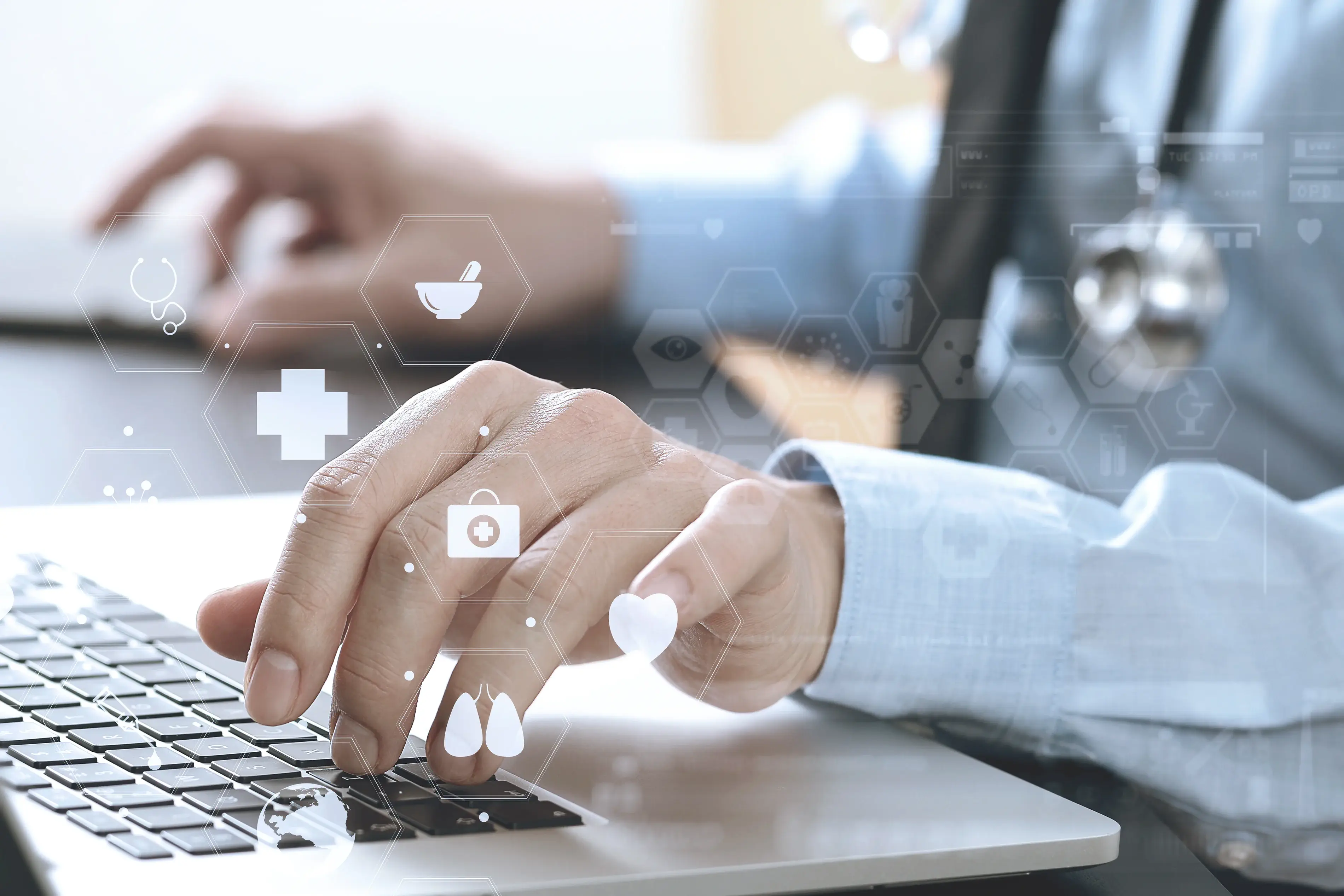 Γιατρός πληκτρολογεί laptop με ολογραφικά ιατρικά εικονίδια φαρμάκων, καρδιάς και σταυρού σε μοντέρνο γραφείο.