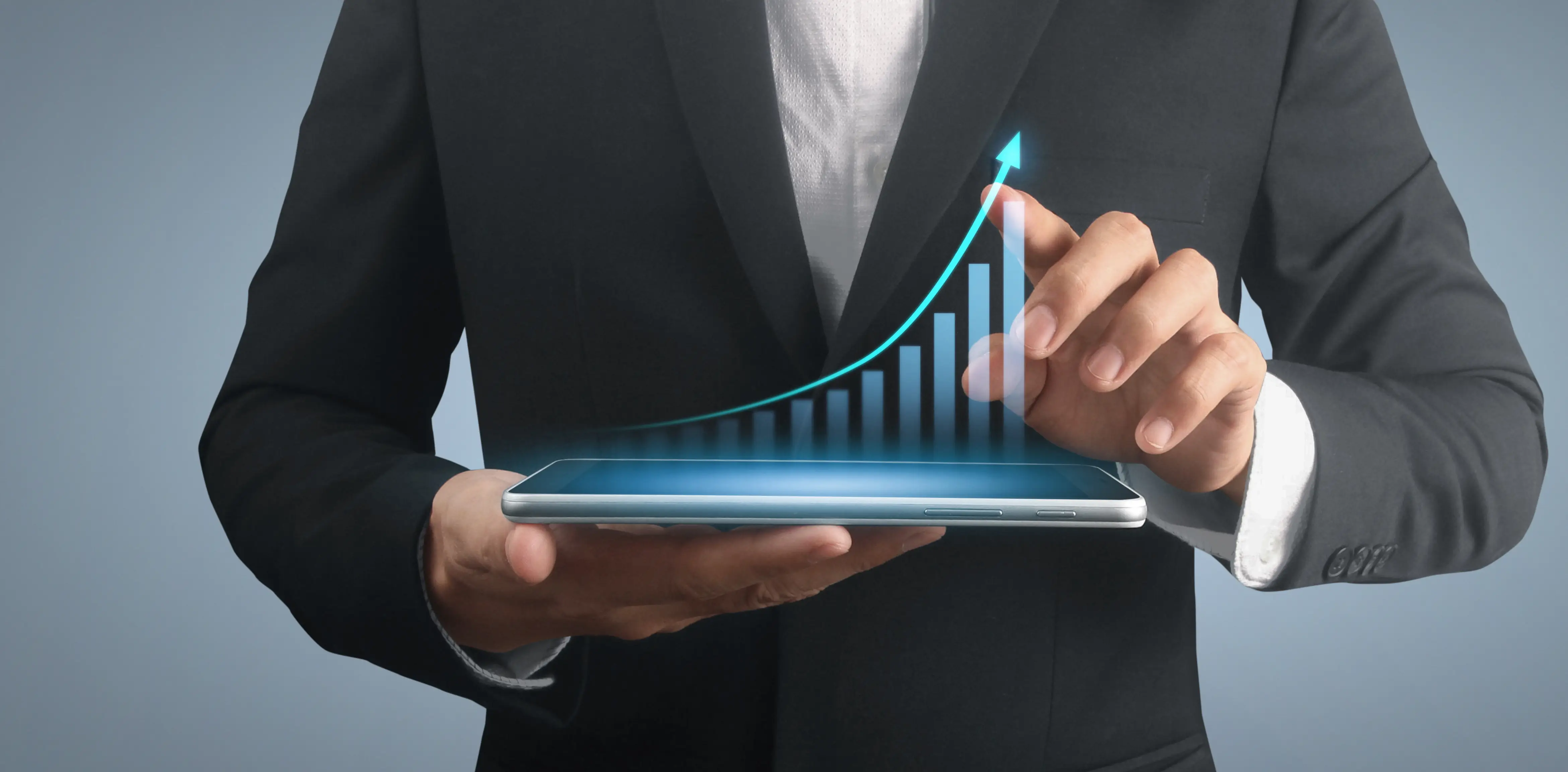 Ανοδικό γράφημα σε tablet που συμβολίζει τα αποτελέσματα του medical marketing και τη σταδιακή αύξηση επισκεψιμότητας και ραντεβού για γιατρό.